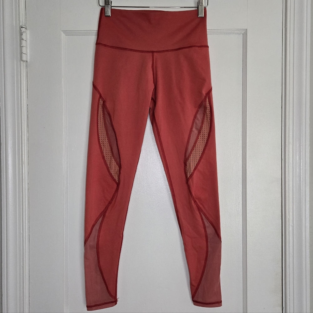 Aerie Salmon Colored Athletic Capri Leggings - Women's Small
